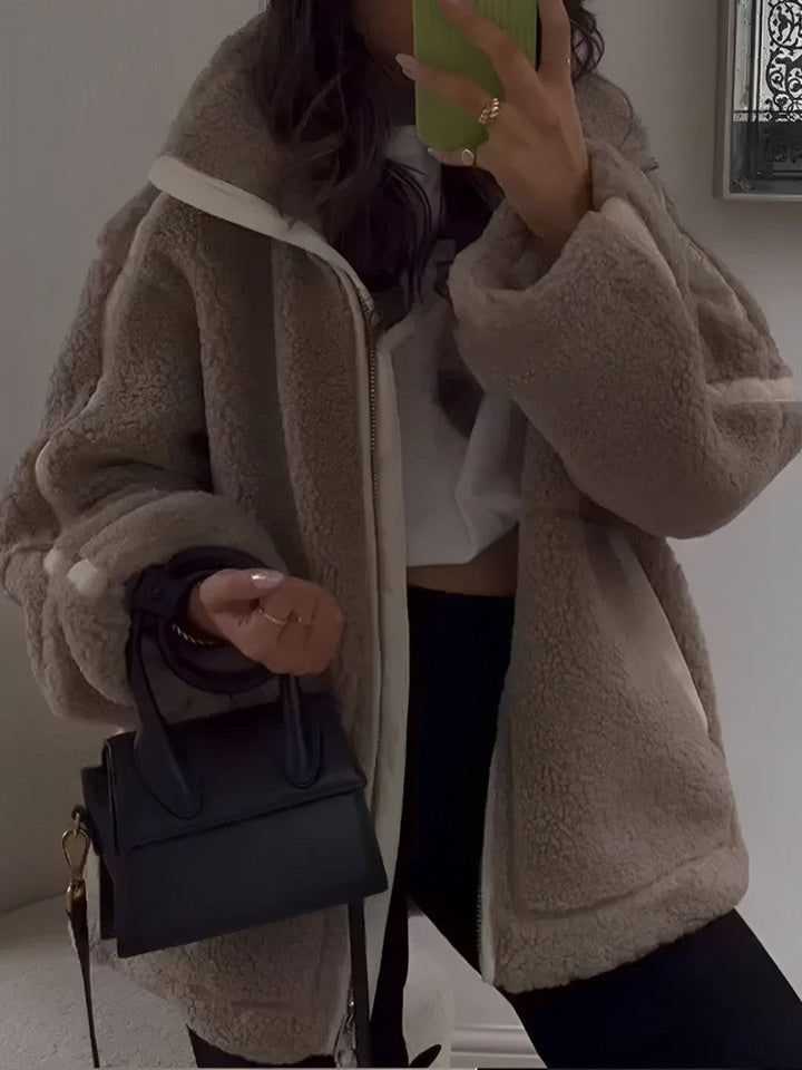 Detailaufnahme der flauschigen Teddyjacke. Kuschelige Damen-Winterjacke, perfekt für den Winter.