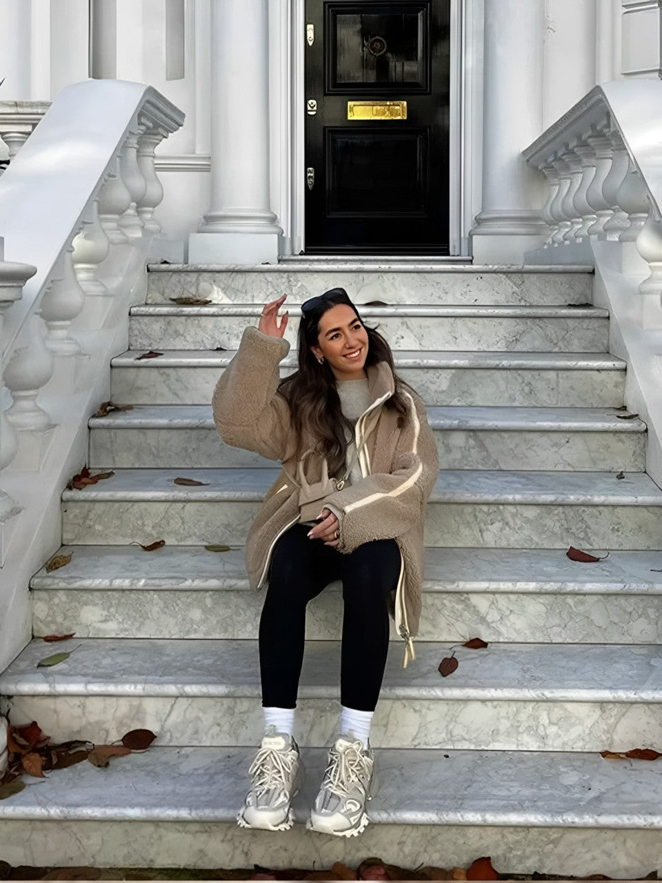 Frau trägt stilvolle Oversize-Teddyjacke. Eine trendige und warme Damen-Winterjacke für kalte Tage.