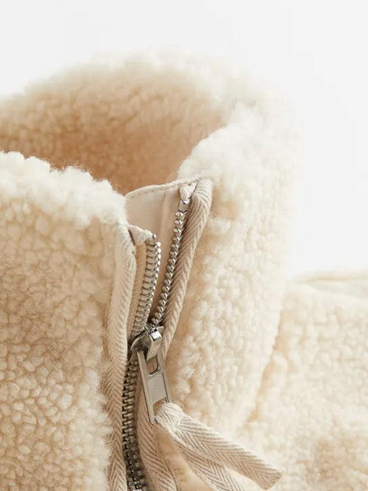 Vorderansicht der warmen Damen Teddyjacke. Kuschelige Oversize-Winterjacke für stilvolle Winteroutfits.