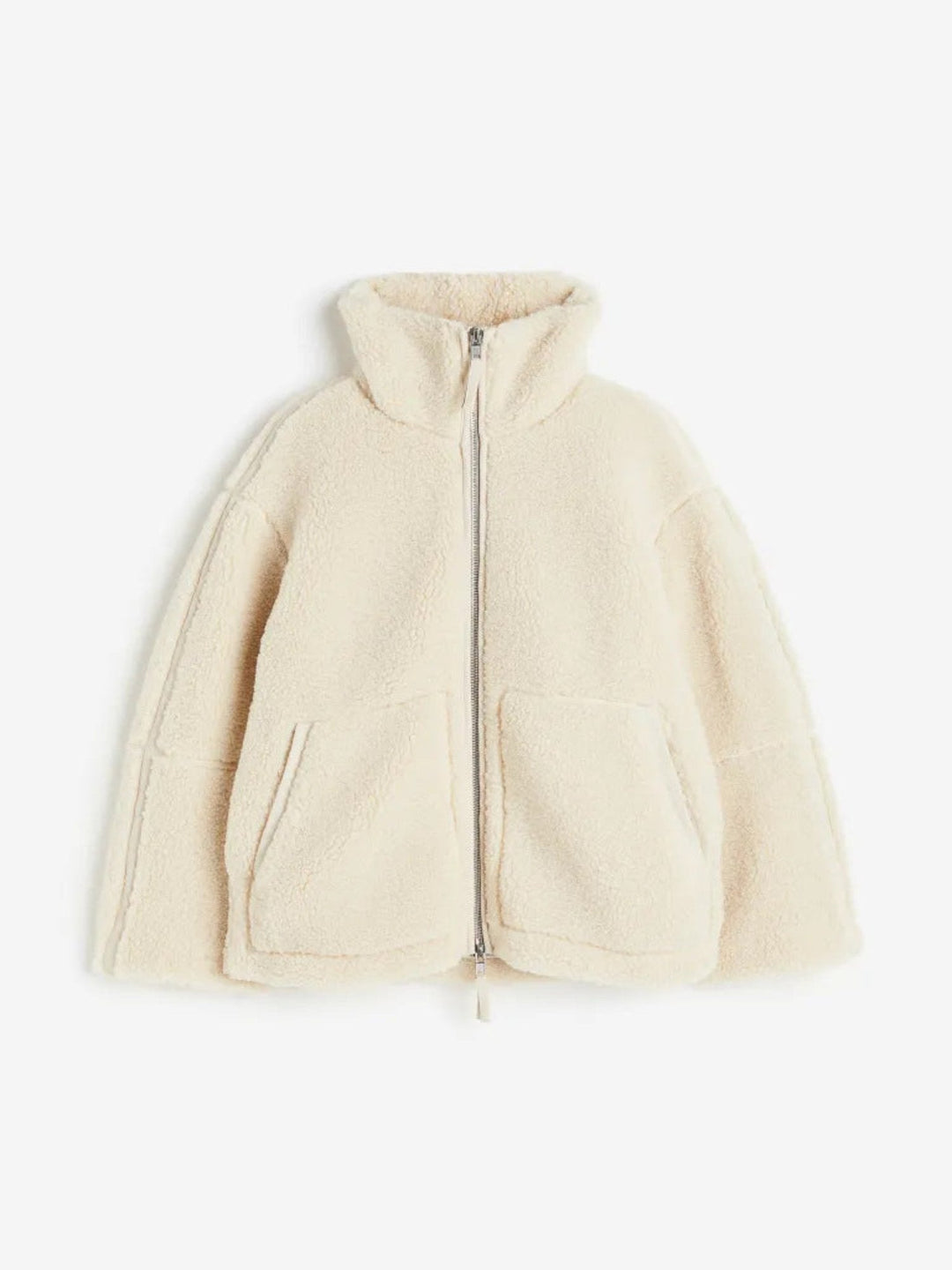 Rückseite der trendigen Damenjacke. Eine bequeme Oversize-Teddyjacke, perfekt für gemütliche Wintertage.