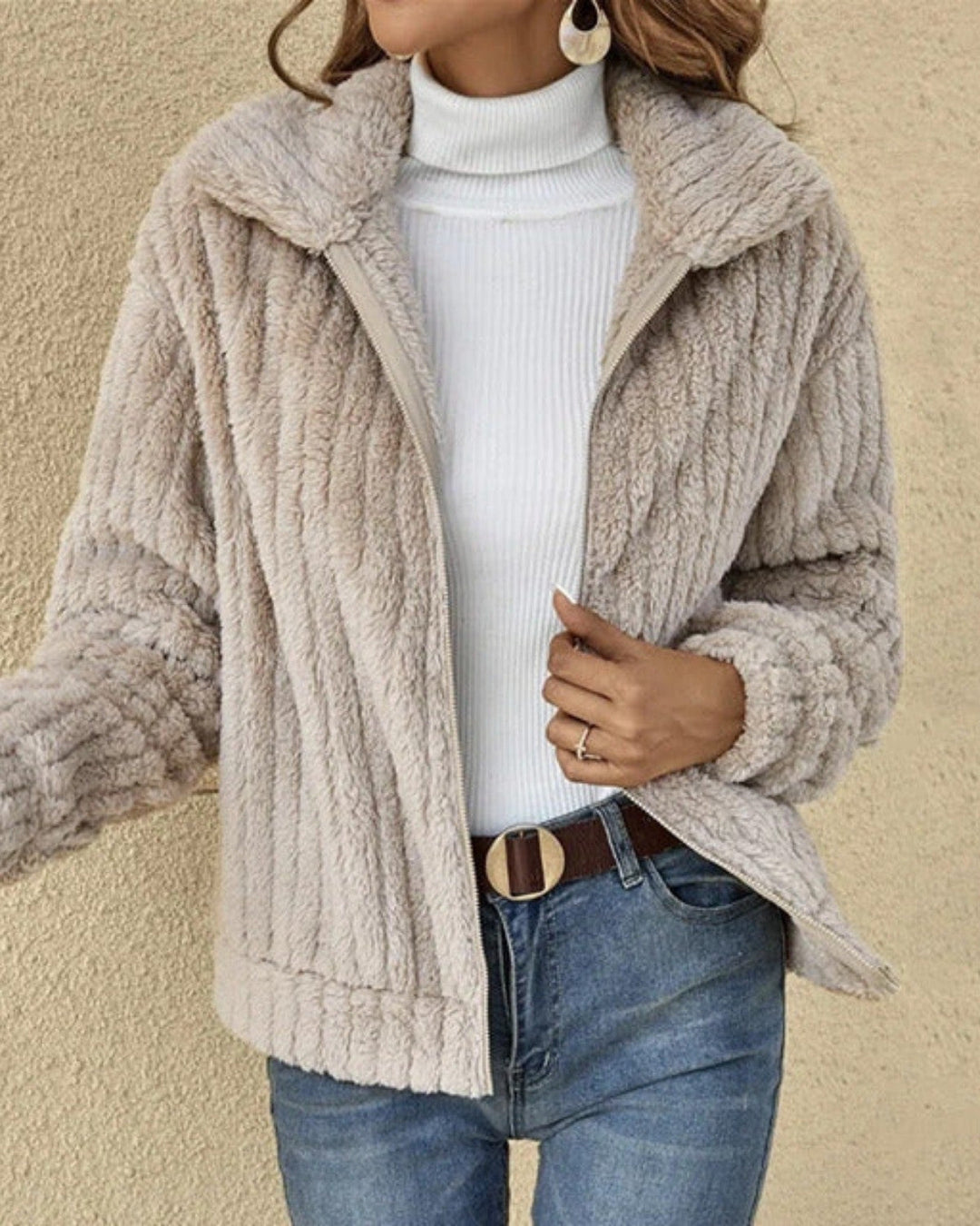 Kuschelige Damen Winter Plüschjacke mit Reißverschluss. Warme Langarm Freizeitjacke für kalte Tage, bequem & modisch.