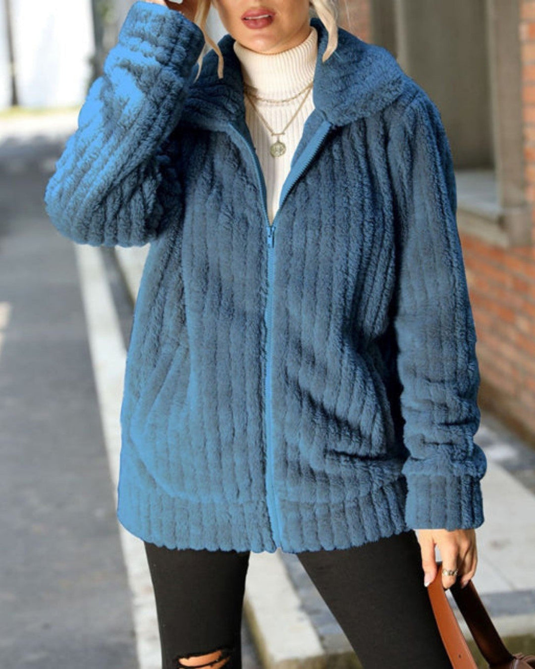 Warme Damen Plüschjacke für den Winter. Bequeme Kuscheljacke mit Reißverschluss, perfekt für Freizeit & kalte Tage.