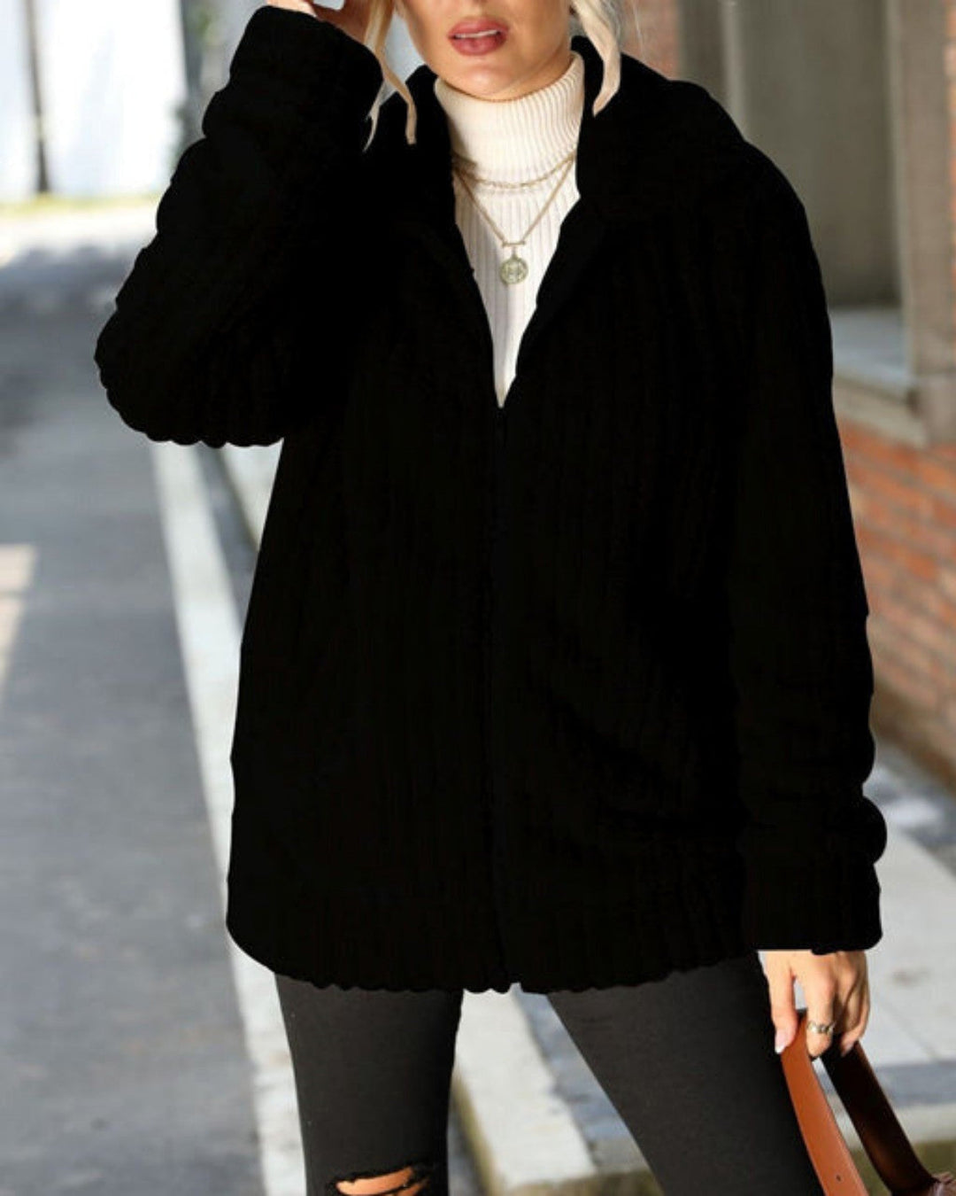 Modische Damen Winterjacke aus Plüsch. Kuschelige Oberbekleidung mit Reißverschluss, ideal für Komfort an kalten Wintertagen.