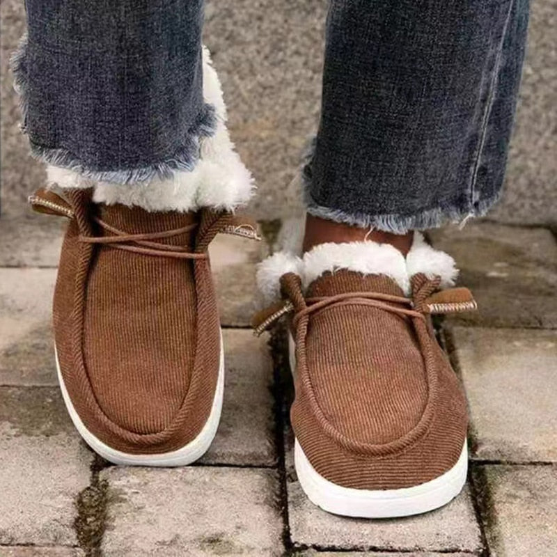 Graue, kuschelige Damen Schlupfstiefel, ideal für gemütlichen Casual-Look im Winter.