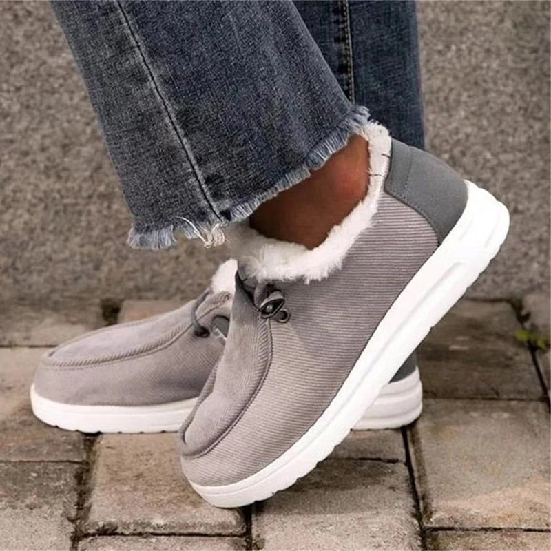 Seitliche Ansicht der stilvollen Damen Winter-Schlupfschuhe, flach & warm.