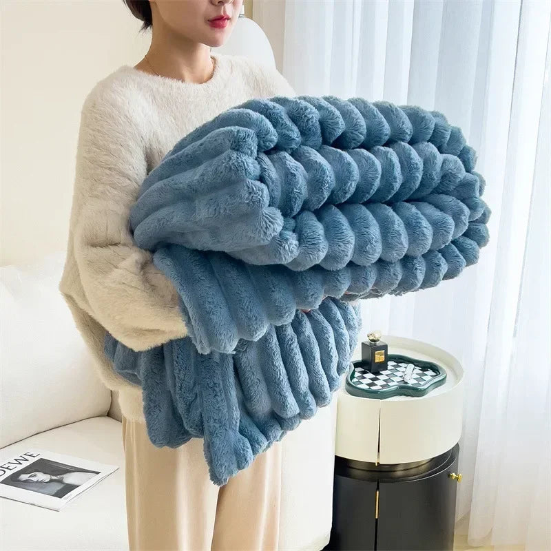 "Kuschelige Fleece-Decke in Cremeweiß, weich wie Lammfellimitat, für gemütliche Winterabende, ideal für Innenräume."