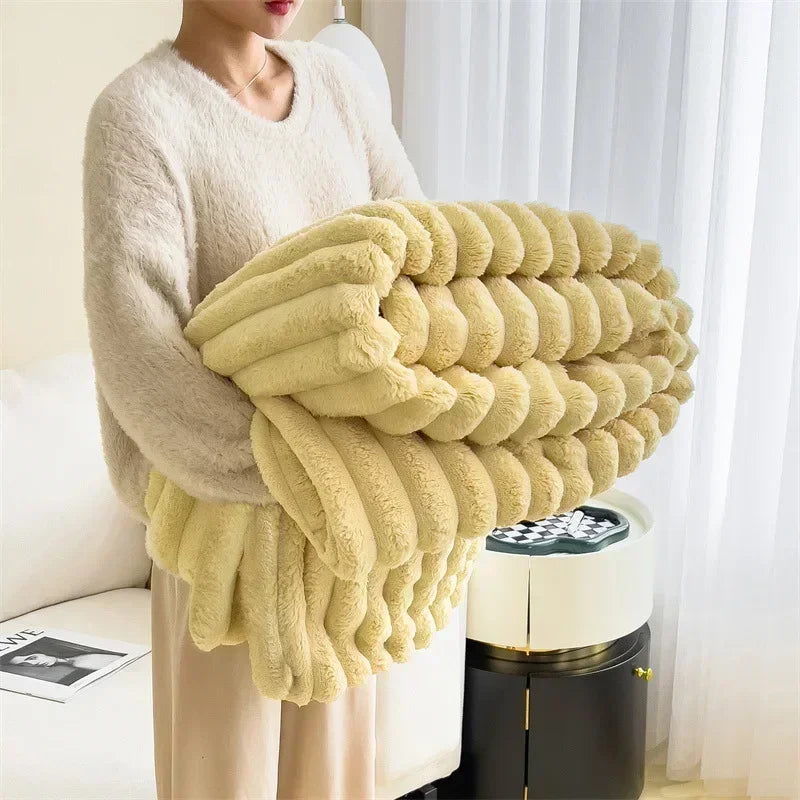 "Kuschelige Fleece-Decke in Cremeweiß, weich wie Lammfellimitat, für gemütliche Winterabende, ideal für Innenräume."
