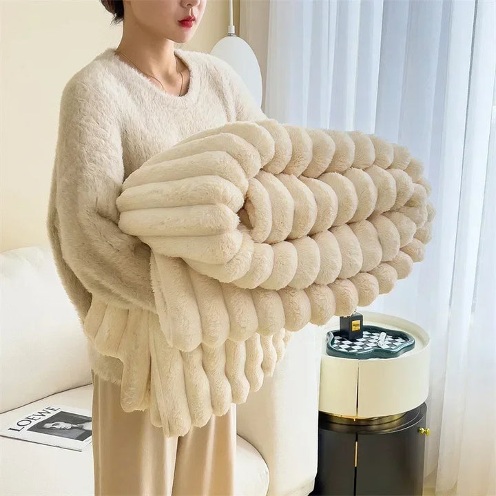 "Kuschelige Fleece-Decke in Cremeweiß, weich wie Lammfellimitat, für gemütliche Winterabende, ideal für Innenräume."