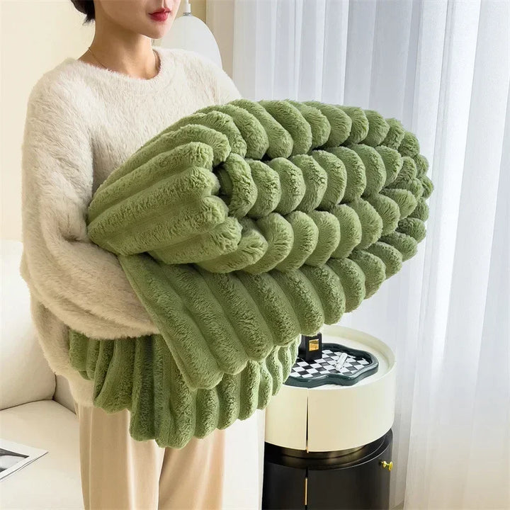 "Kuschelige Fleece-Decke in Cremeweiß, weich wie Lammfellimitat, für gemütliche Winterabende, ideal für Innenräume."