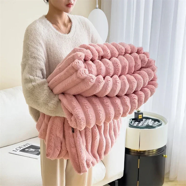 "Kuschelige Fleece-Decke in Cremeweiß, weich wie Lammfellimitat, für gemütliche Winterabende, ideal für Innenräume."