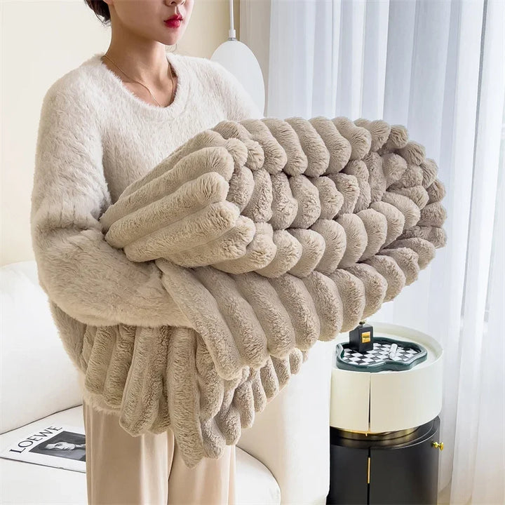 "Kuschelige Fleece-Decke in Cremeweiß, weich wie Lammfellimitat, für gemütliche Winterabende, ideal für Innenräume."