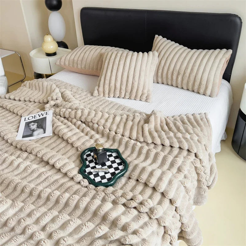 "Kuschelige Fleece-Decke in Cremeweiß, weich wie Lammfellimitat, für gemütliche Winterabende, ideal für Innenräume."