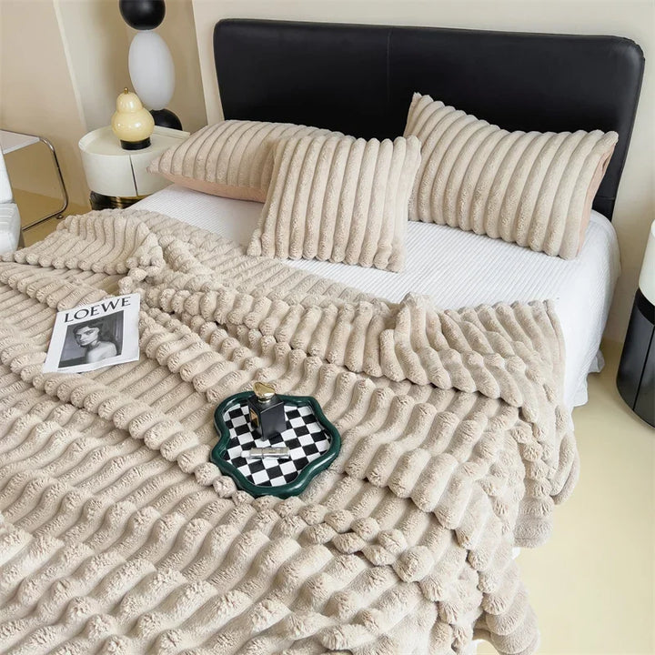 "Kuschelige Fleece-Decke in Cremeweiß, weich wie Lammfellimitat, für gemütliche Winterabende, ideal für Innenräume."