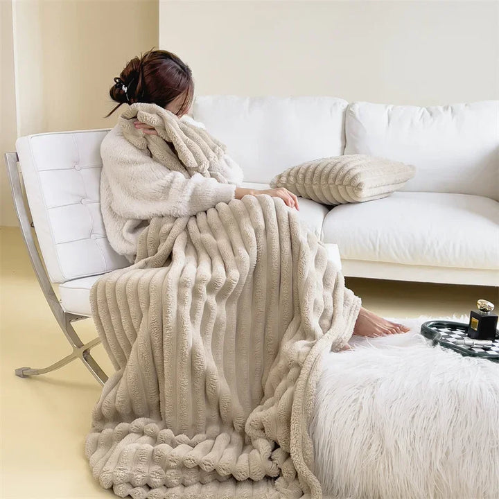 "Kuschelige Fleece-Decke in Cremeweiß, weich wie Lammfellimitat, für gemütliche Winterabende, ideal für Innenräume."