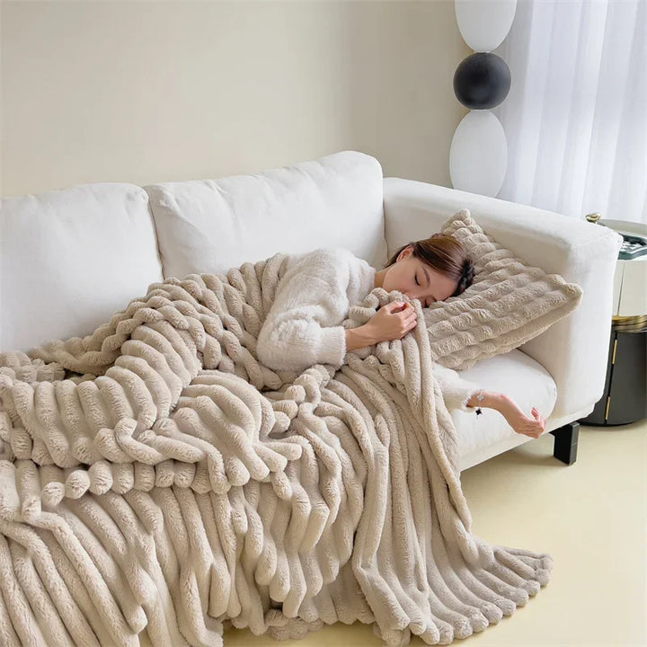 "Kuschelige Fleece-Decke in Cremeweiß, weich wie Lammfellimitat, für gemütliche Winterabende, ideal für Innenräume."