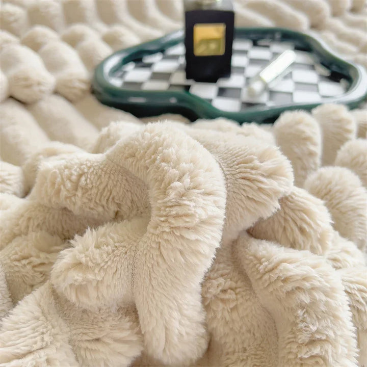 "Kuschelige Fleece-Decke in Cremeweiß, weich wie Lammfellimitat, für gemütliche Winterabende, ideal für Innenräume."