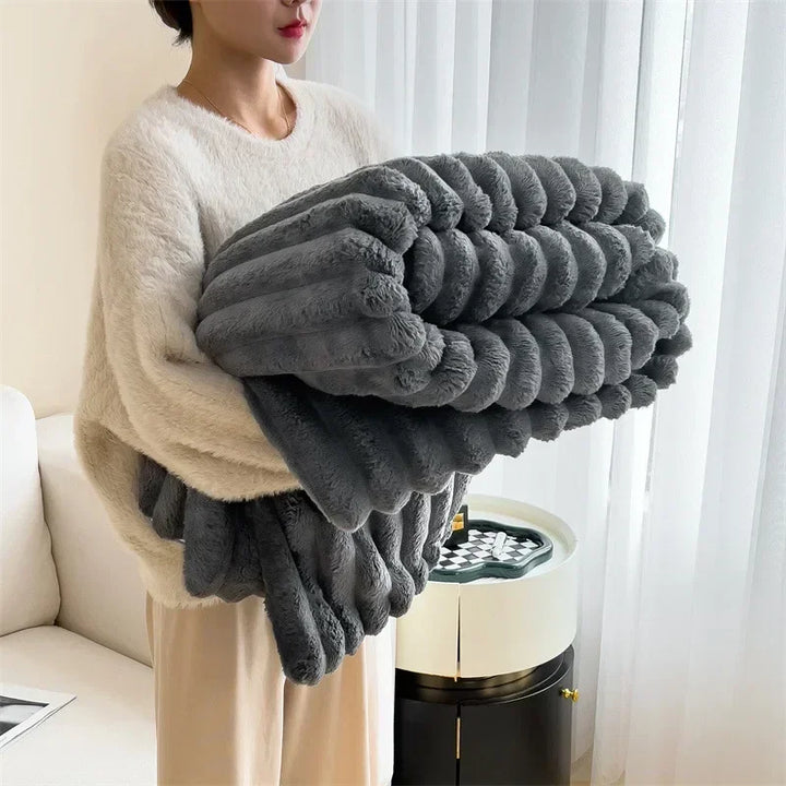"Kuschelige Fleece-Decke in Cremeweiß, weich wie Lammfellimitat, für gemütliche Winterabende, ideal für Innenräume."