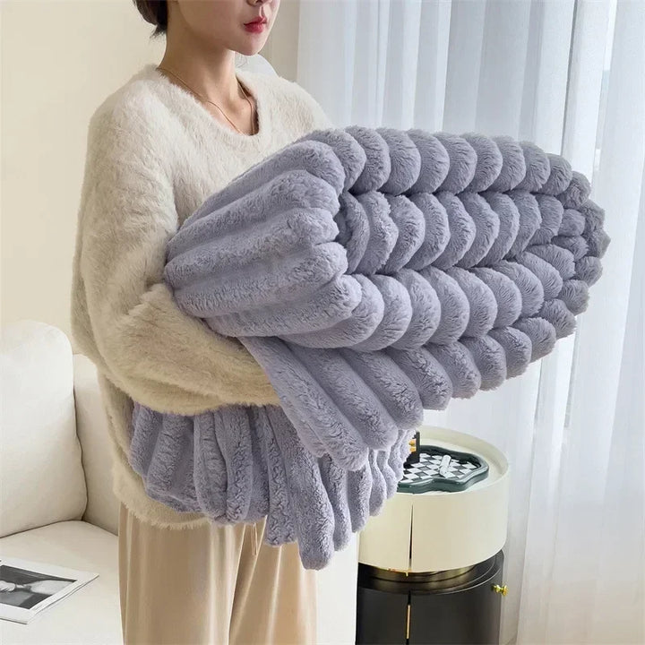 "Kuschelige Fleece-Decke in Cremeweiß, weich wie Lammfellimitat, für gemütliche Winterabende, ideal für Innenräume."