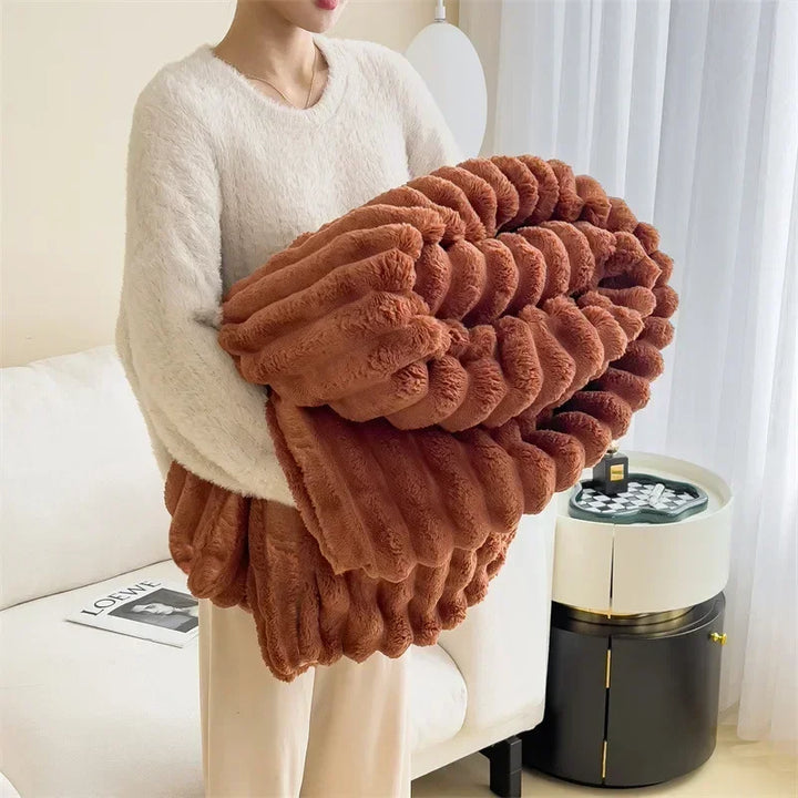 "Kuschelige Fleece-Decke in Cremeweiß, weich wie Lammfellimitat, für gemütliche Winterabende, ideal für Innenräume."