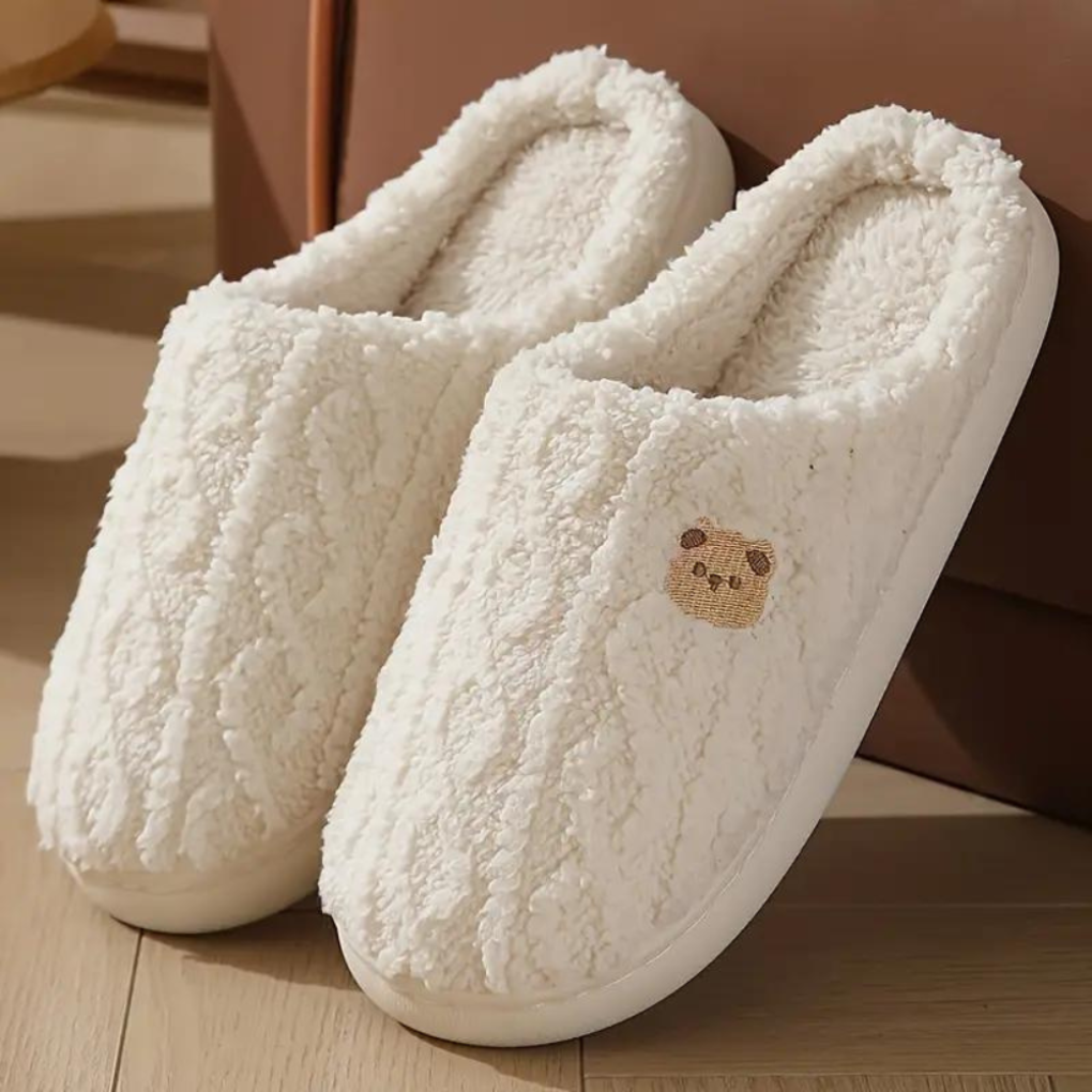 Kuschelige Frühlings-Damenhausschuhe in Pastellfarbe, ideal für gemütliche Stunden. Bequeme weiche Indoor-Pantoffeln.