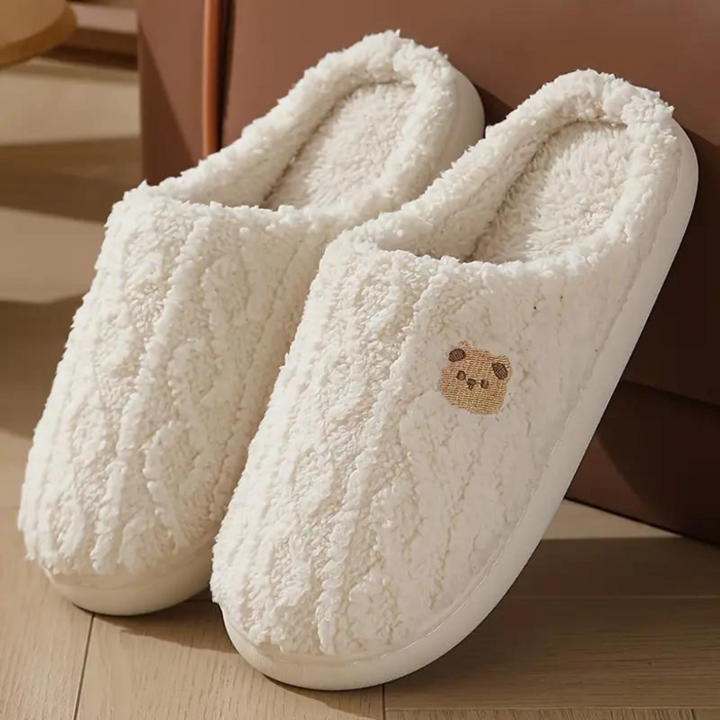 Kuschelige Frühlings-Damenhausschuhe in Pastellfarbe, ideal für gemütliche Stunden. Bequeme weiche Indoor-Pantoffeln.