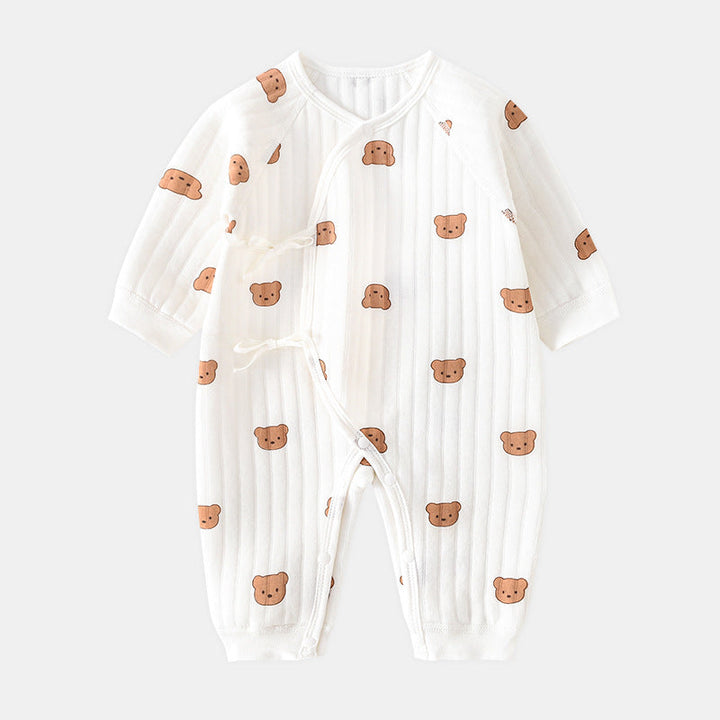 "Kuscheliger Babystrampler mit niedlichem Bärchen-Motiv, ideal für Frühling und Herbst, weiches Material, Druckknöpfe"