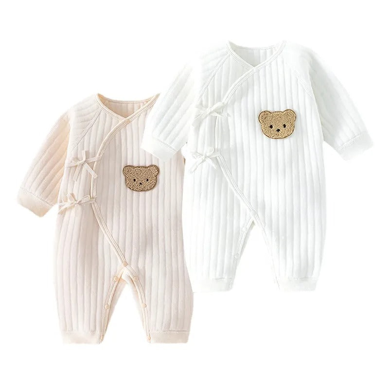 "Kuscheliger Babystrampler mit niedlichem Bärchen-Motiv, ideal für Frühling und Herbst, weiches Material, Druckknöpfe"