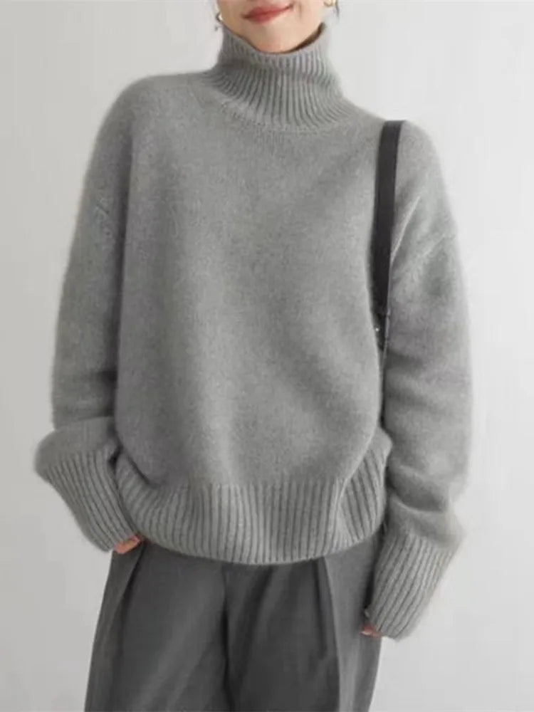 Frau trägt warmen, eleganten Damen Rollkragenpullover, ideal für stilvolle Winteroutfits.