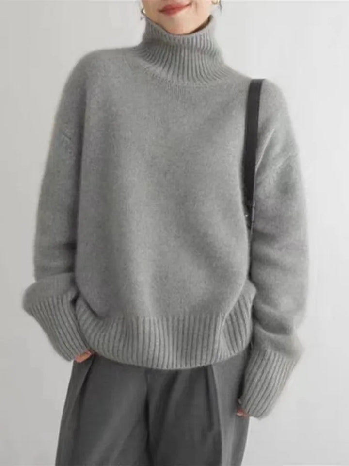 Frau trägt warmen, eleganten Damen Rollkragenpullover, ideal für stilvolle Winteroutfits.