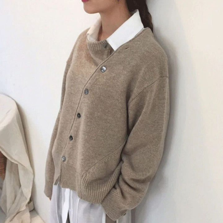 Stylischer Damen Winter Pullover mit Knöpfen; bequemer, warmer Langarm-Pullover für elegante Damenmode.
