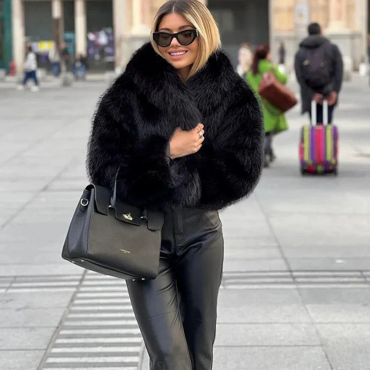 Kuscheliger Damen Wintermantel mit Kapuze für Eleganz & Wärme an kalten Tagen. Ideal für Wintermode.