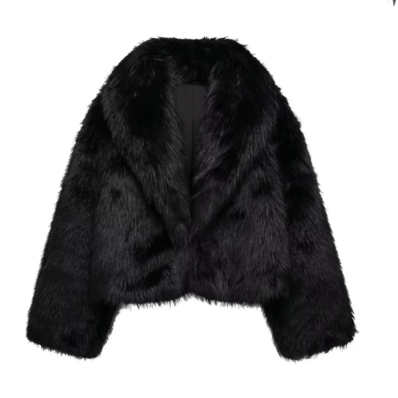 Modischer Frauenmantel, kuschelig & warm, mit Kapuze. Ein langer Damenmantel für Eleganz und Komfort im Winter.