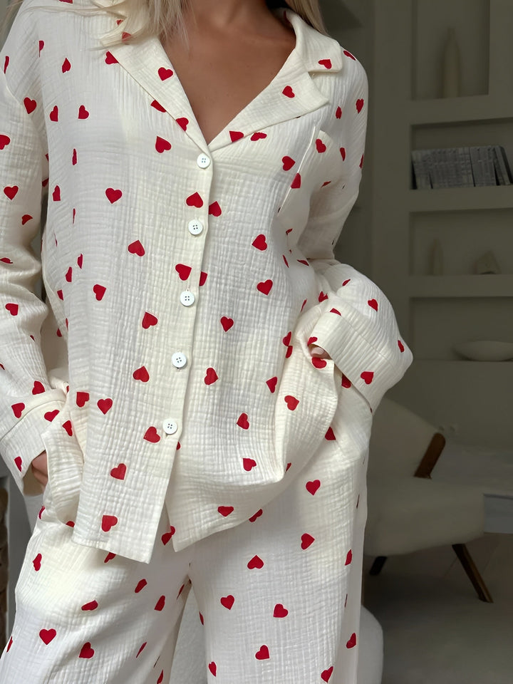 Kuscheliges Damen Herz-Pyjama Set aus Baumwolle, ideal für Herbst & Winter. Bequemer Schlafanzug & Loungewear.