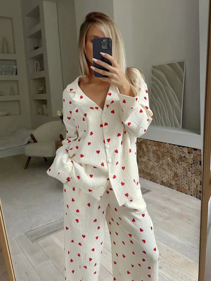 Nahaufnahme: Weicher Baumwoll-Stoff des Damen Pyjamas mit charmantem Herzmuster. Komfortables Pyjamaset.