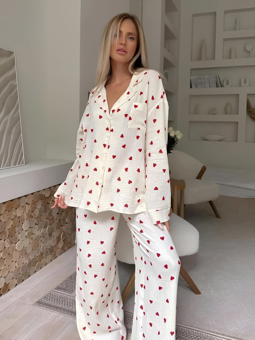 Damenmodell präsentiert kuscheliges Herz-Pyjamaset. Gemütlicher Baumwoll-Schlafanzug für entspannte Herbst & Wintertage.
