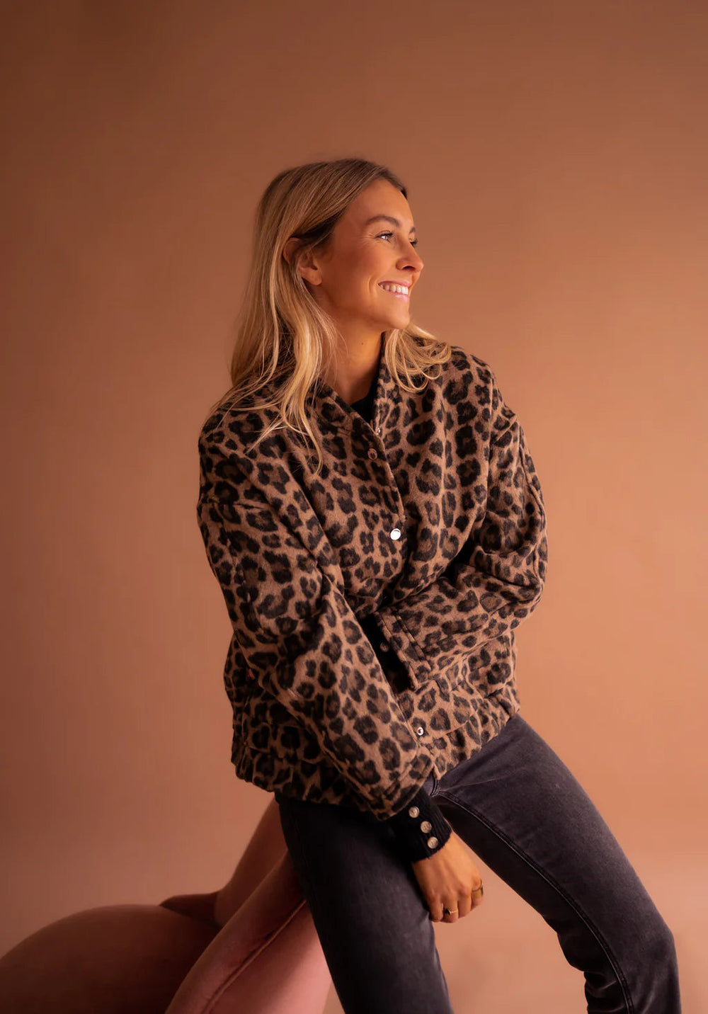 Modische Übergangsjacke für Damen: bequeme Bomberjacke im Animalprint. Perfekt für trendige Alltags-Outfits.