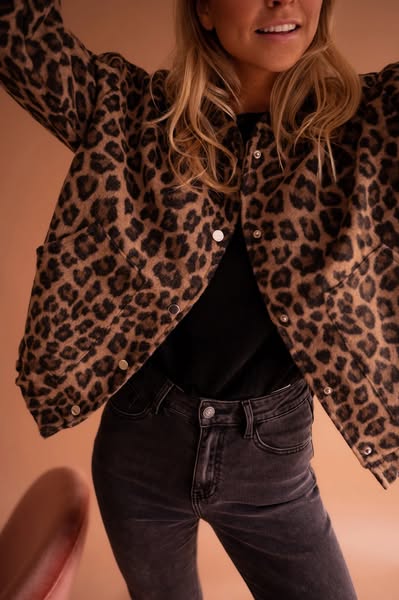 Trendige Frauenmode: klassische Bomberjacke mit auffälligem Leopard-Muster, perfekt als lässige Übergangsjacke.