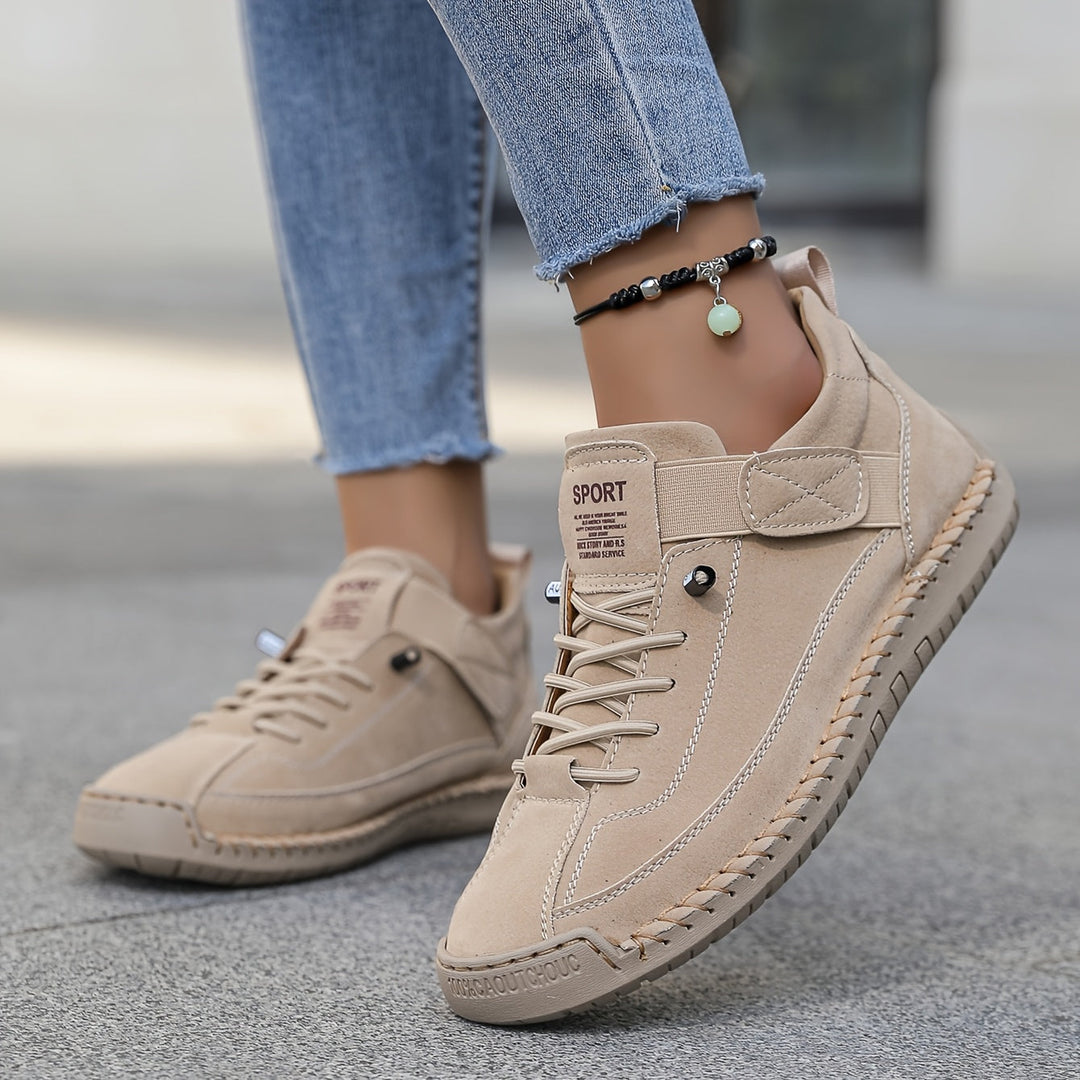 Seitliche Ansicht der bequemen Damen-Plattform-Sneaker, ideal für Freizeit und urbane Mode.