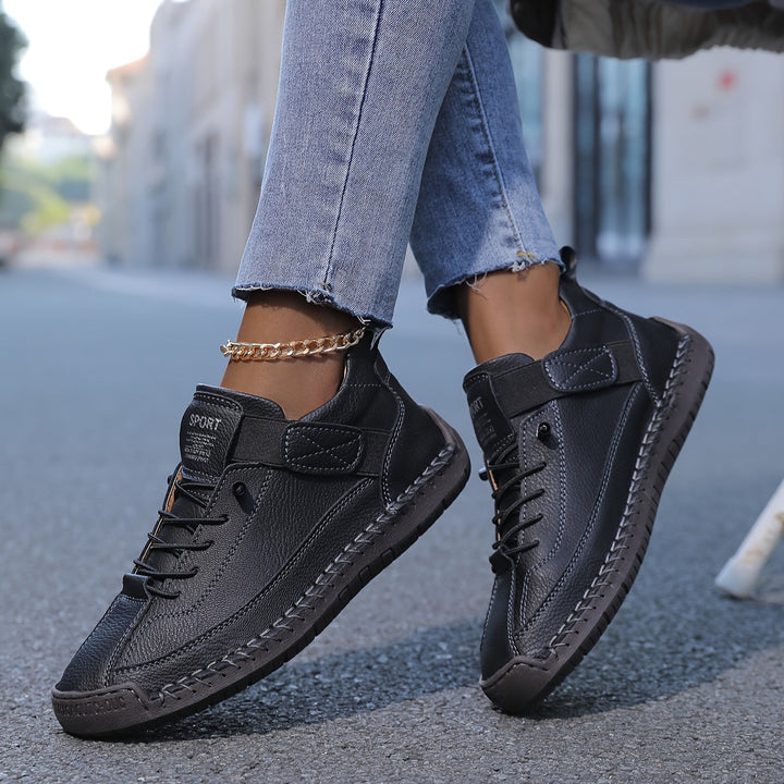 Detailaufnahme des robusten Obermaterials lässiger Damen-Plattform-Sneaker für den Sommer.