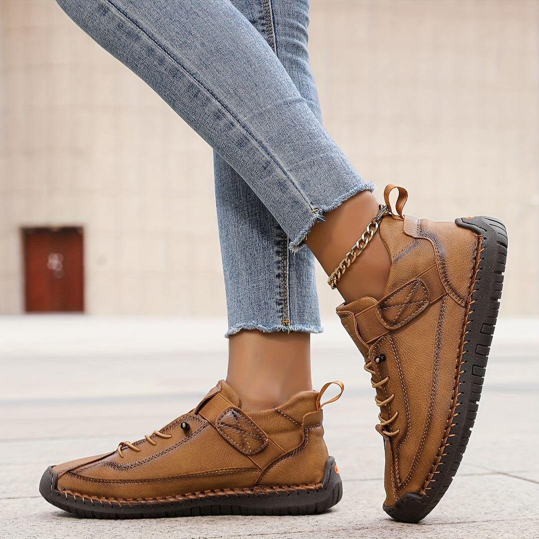 Frontansicht der modischen Damen-Schnürplattform-Sneaker, perfekt für bequeme Sommer-Looks.