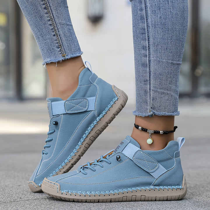 Ein Paar stilvolle Damen-Plattform-Sneaker, vielseitige Freizeitschuhe für jede Garderobe.