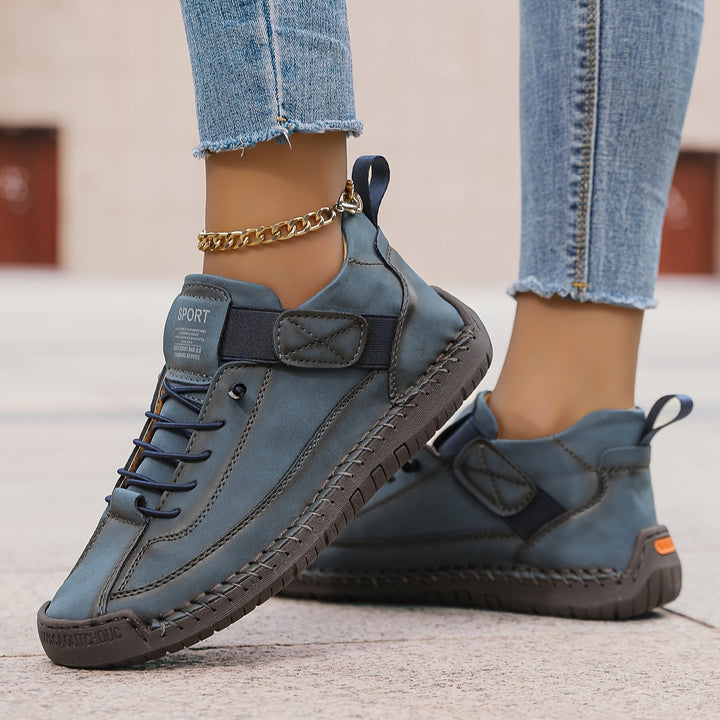 Nahaufnahme der präzisen Schnürung der lässigen Damen-Plattform-Sneaker, für optimalen Halt.