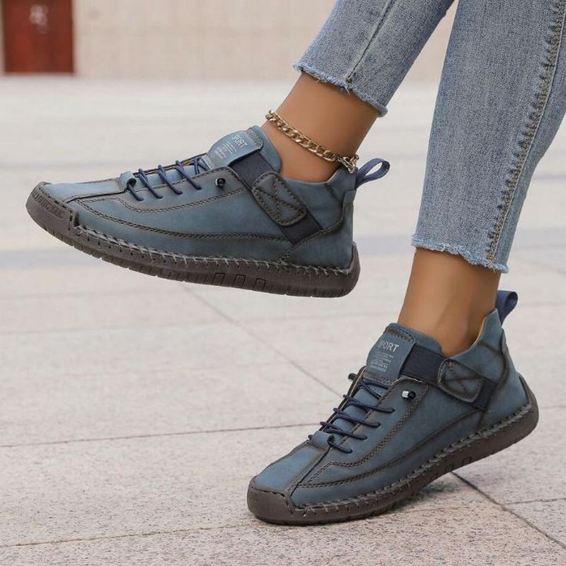 Damen-Plattform-Sneaker beim Gehen, zeigen Komfort und modernen Stil für aktive Tage.