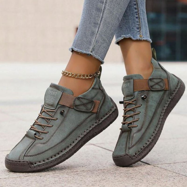 Hinteransicht der Damen-Alltags-Sneaker mit erhöhter Plateau-Sohle und komfortablem Fersenbereich.