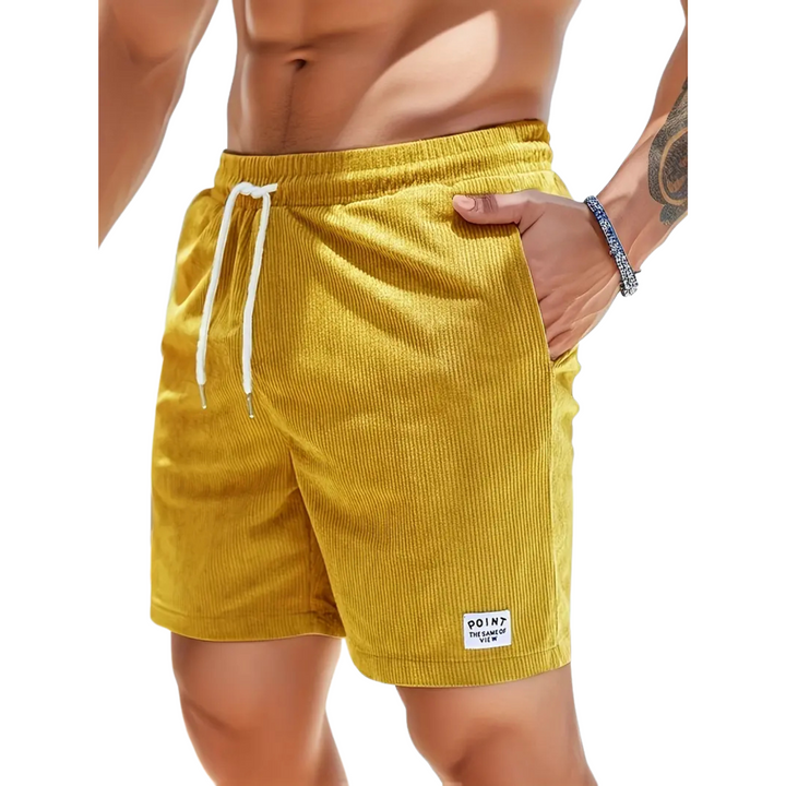 Moderner Mann trägt lässige Herren Schwimmshorts über dem Knie, perfekt für Sommer, Freizeit & Pool.