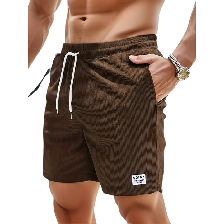 Detailansicht der Herren Badeshorts mit seitlichen Taschen, die viel Stauraum für Essentials bieten.