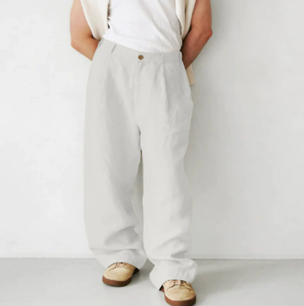 Bequeme Herren Freizeithose mit weitem Bein, lässig und elegant. Perfekt für einen entspannten Sommerstil.