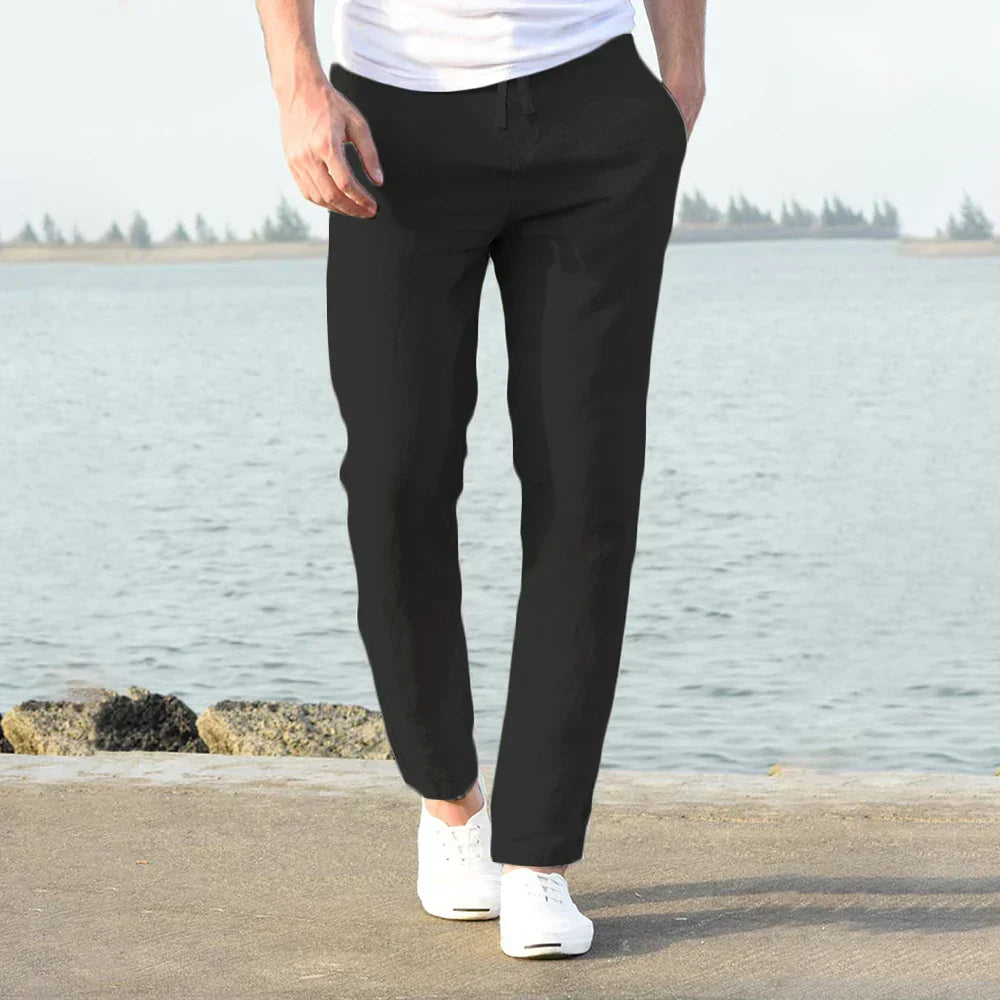 Gerade geschnittene Herren Sommerhose mit Kordelzug, atmungsaktiv und locker, ideal für warme Tage.