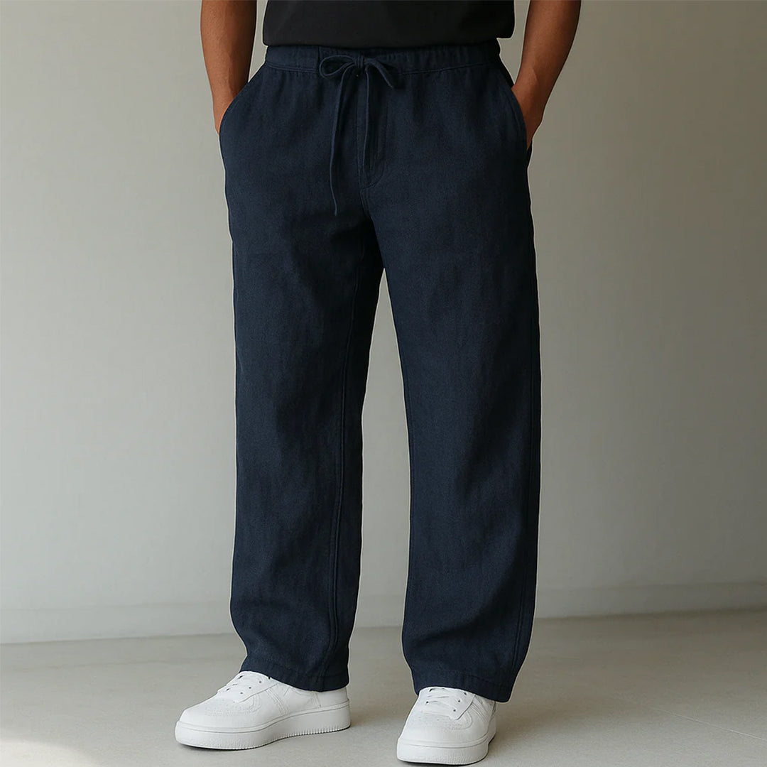 Lässige Herren Relaxed-Fit Hose mit bequemem Stretch-Bund, geradem Schnitt & Seitentaschen für hohen Alltagskomfort.