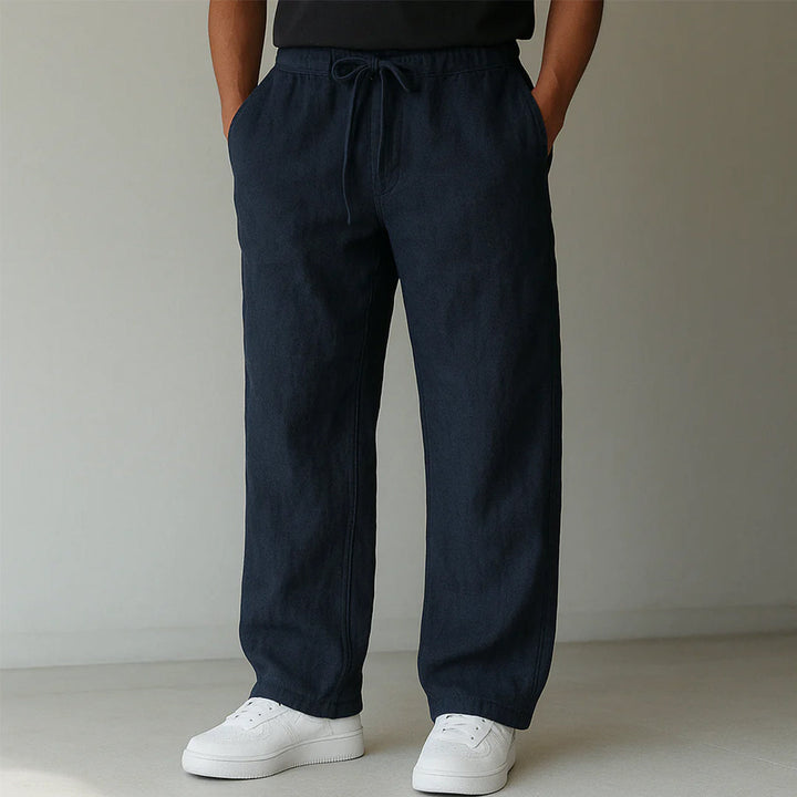 Lässige Herren Relaxed-Fit Hose mit bequemem Stretch-Bund, geradem Schnitt & Seitentaschen für hohen Alltagskomfort.